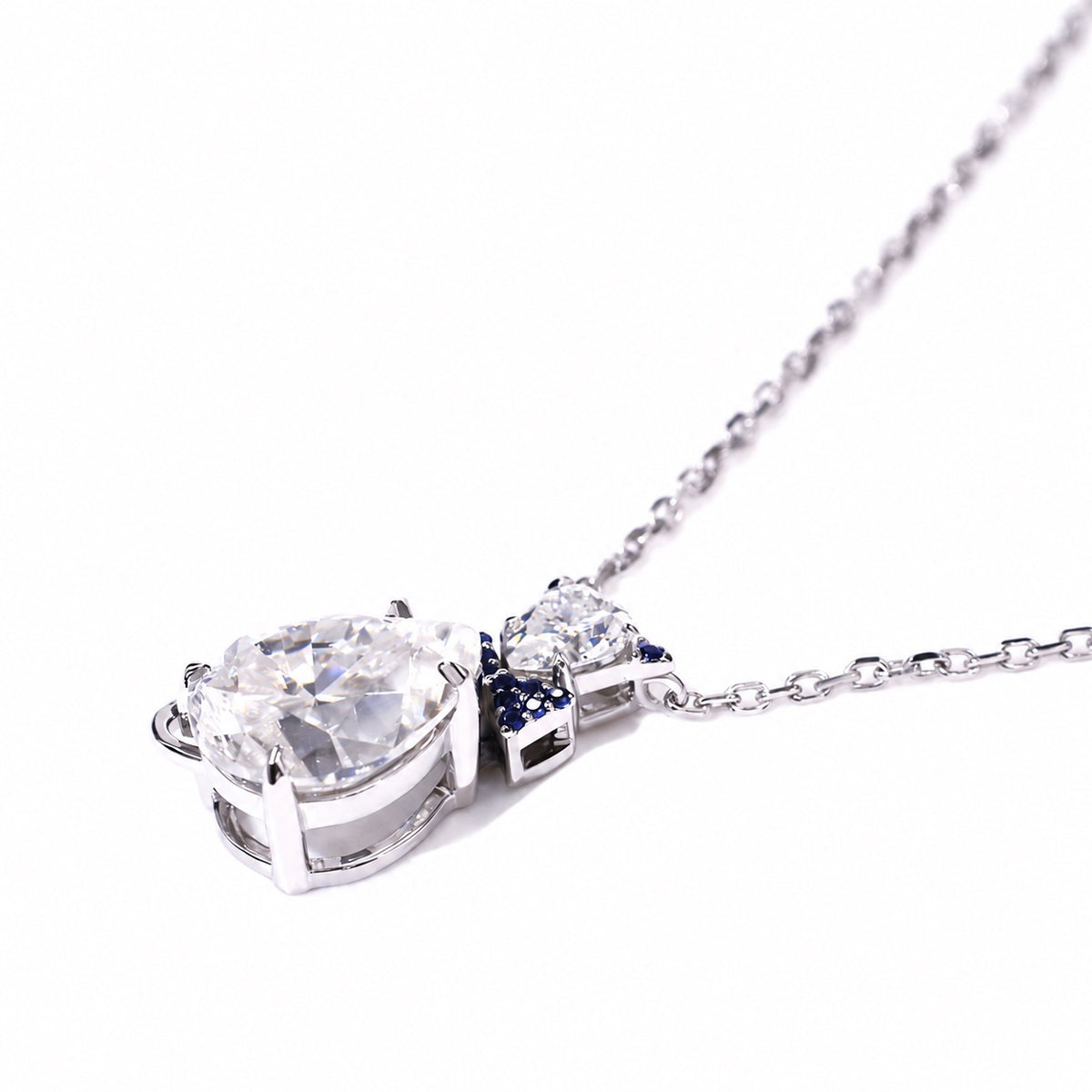 Side view of the moissanite cat pendant setting