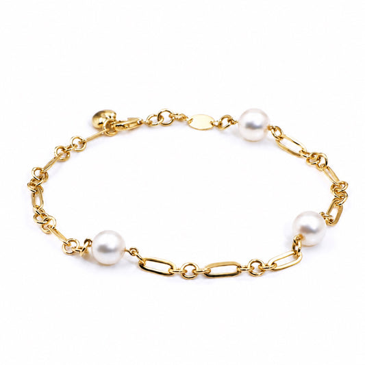 Close view of the pearl station bracelet and gold chain links