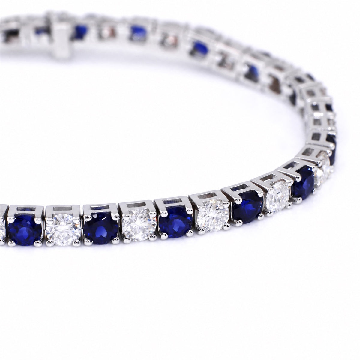 Close view of the alternating blue and clear settings