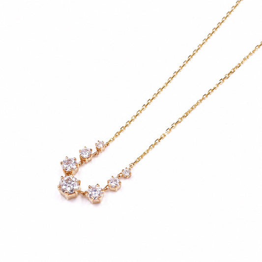 Angled view of the graduated moissanite claw settings
