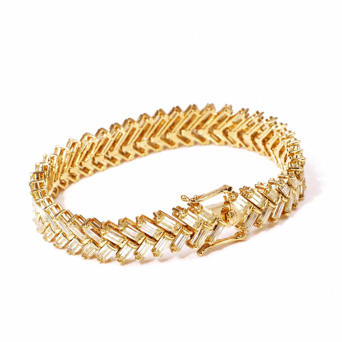 Reverse and clasp of the yellow gold chevron bracelet