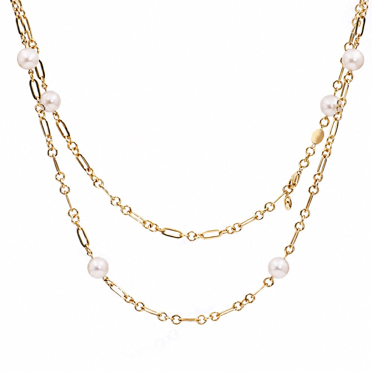 Layered pearl and yellow gold necklace detail